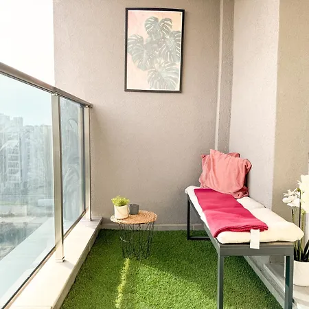 1br In A Brand-new Modern Complex Close To Centre