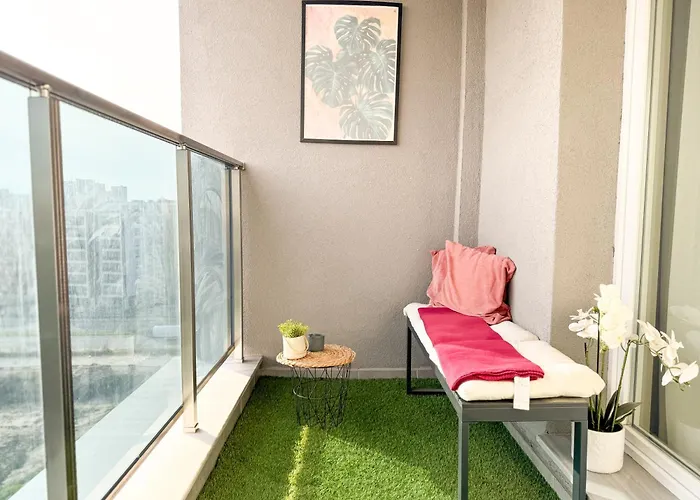 1br In A Brand-new Modern Complex Close To Centre